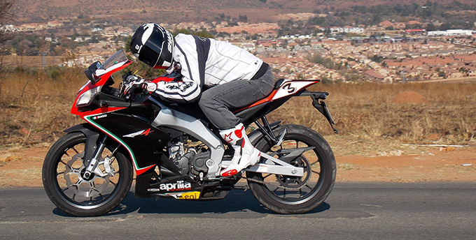 APRILIA RSV125 RIDING 01
