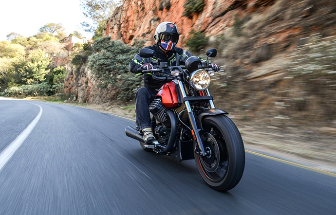 MotoGuzzi riding01