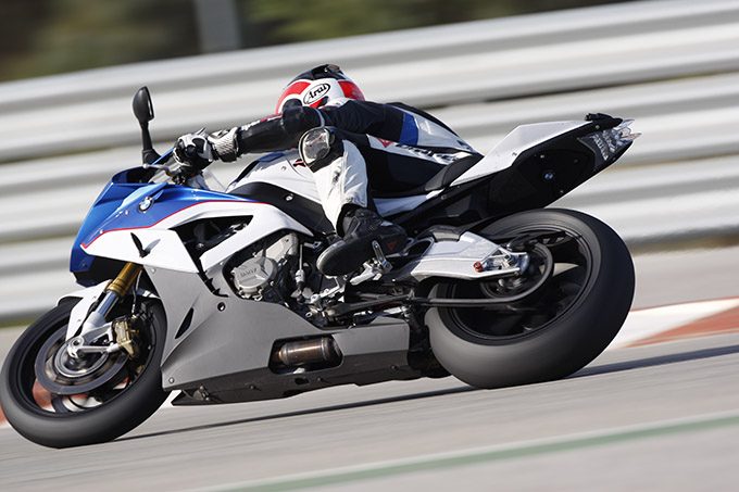 2015-BMW-S1000RR RIDING02