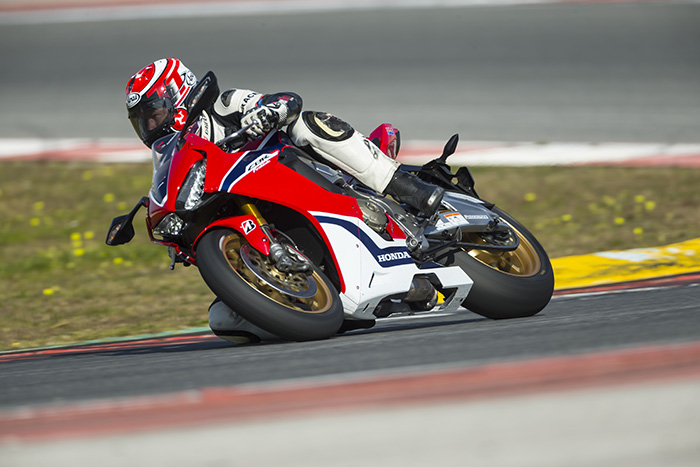 CBR1000RR ridingimage01