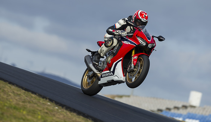 CBR1000RR ridingimage02