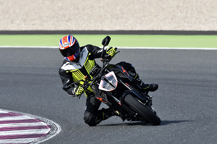 KTM SUPERDUKE R ride01