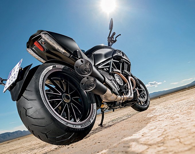 DUCATI DIAVEL parked 02