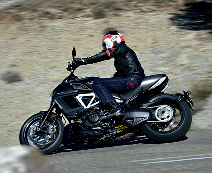 DUCATI DIAVEL riding 01