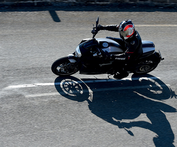 DUCATI DIAVEL riding 02