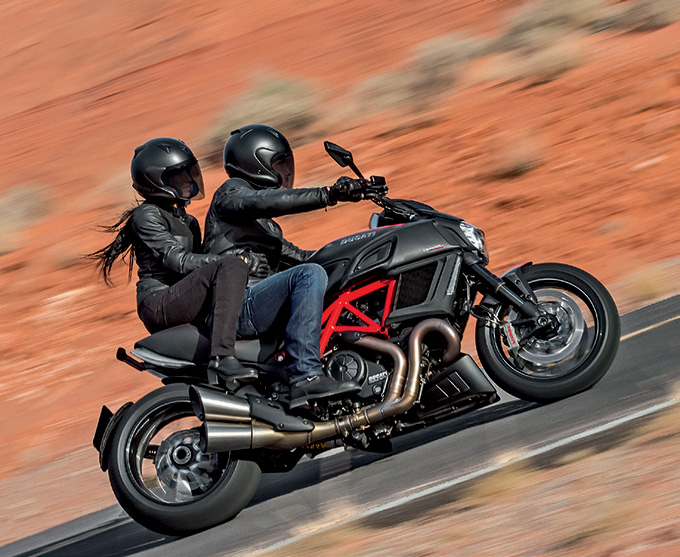 DUCATI DIAVEL riding 03