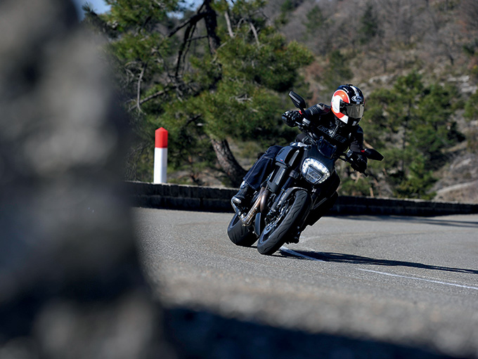 DUCATI DIAVEL riding 04