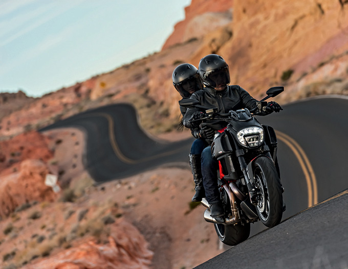 DUCATI DIAVEL riding 05