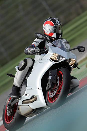 Ducati 899 Panigale riding