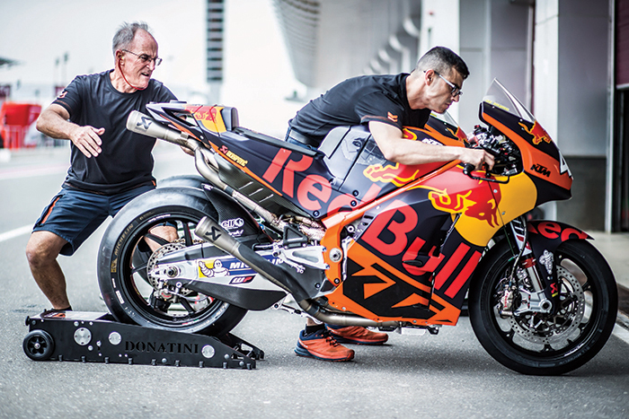 Mechanics Pol Espargaro KTM RC16 Pit Lane Losail 2017