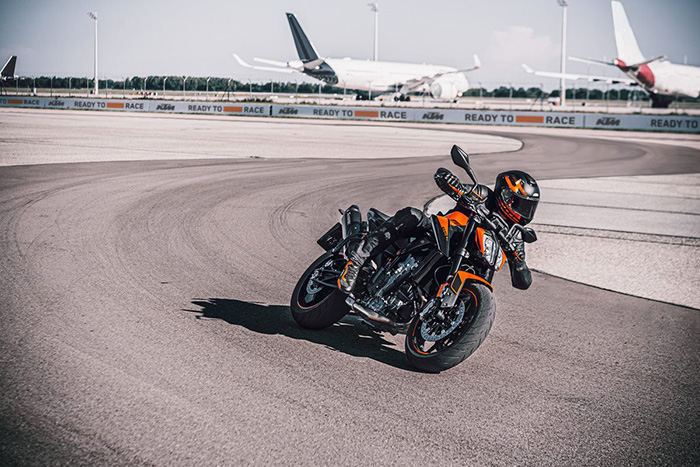 KTM 890 DUKE Action