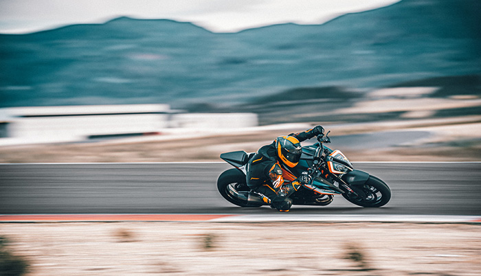 KTM 1290 SUPER DUKE RR Action 1